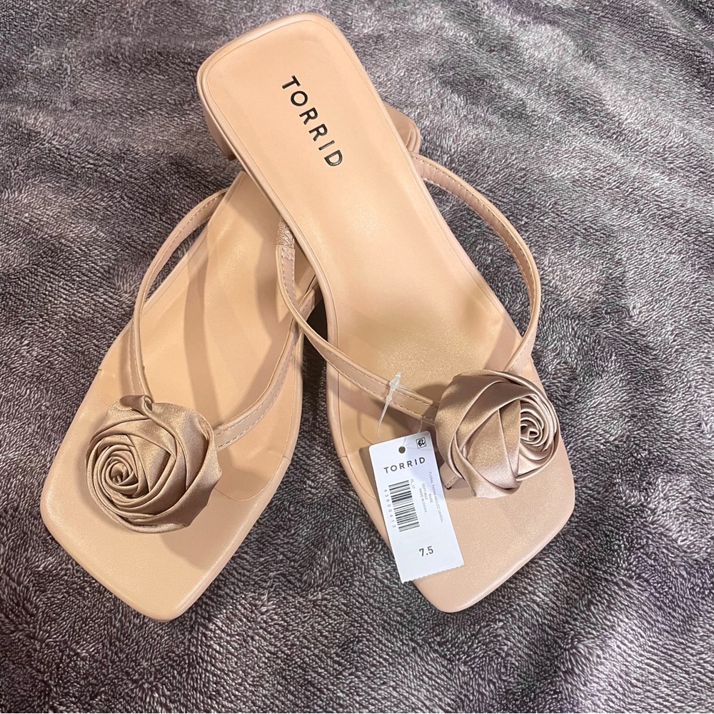 Torrid 7.5 Wide Cream/Rose Gold Sandals with Rose Detail